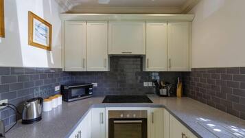 Kompor, mesin pencuci piring, dan peralatan masak/sendok-piring