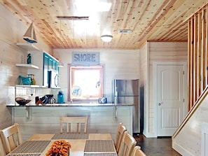 Kylskåp, mikrovågsugn, spishäll och diskmaskin