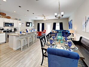 Kjøleskap, mikrobølgeovn, kokeplater og oppvaskmaskin