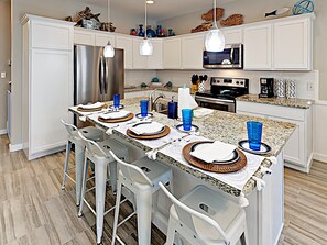 Kjøleskap, mikrobølgeovn, kokeplater og oppvaskmaskin