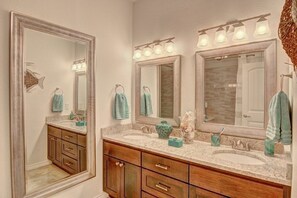 Bathroom - Blondie's Beachhouse @ Meridian (Port Aransas)