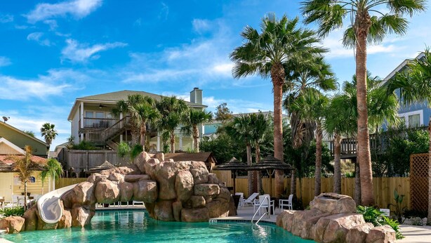 Outdoor pool - Boats and Oars (Port Aransas)