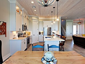 Kühlschrank, Mikrowelle, Herdplatte, Geschirrspüler