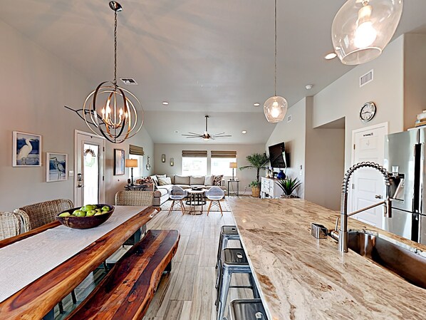 Jääkaappi, mikroaaltouuni, liesi, astianpesukone