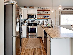 Jääkaappi, mikroaaltouuni, liesi, astianpesukone