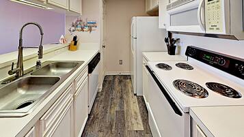 Fridge, microwave, stovetop, dishwasher