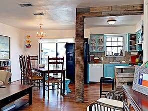 Geladeira, micro-ondas, cooktop, lava-louças