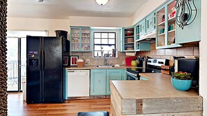 Coffee/tea maker, fridge, microwave, stovetop - Hola Beaches (Port Aransas)