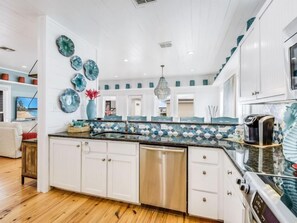 Een koelkast, een magnetron, een kookplaat, een vaatwasser