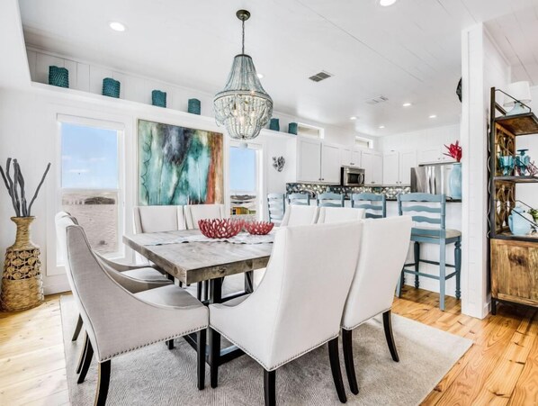 Een koelkast, een magnetron, een kookplaat, een vaatwasser