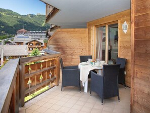 Outdoor dining - Résidence Le Bristol 14 by Interhome (Villars)