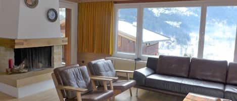 Een televisie en een open haard