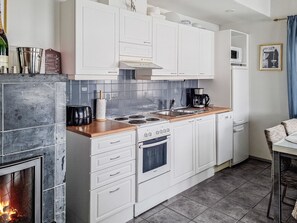 Fridge, microwave, dishwasher, cookware/dishes/utensils