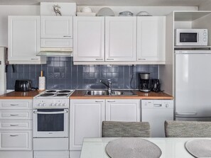 Kühlschrank, Mikrowelle, Geschirrspüler, Kochgeschirr/Geschirr/Besteck