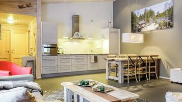 Een moderne keuken met een eethoek, een bank en een tafel met kaarsen.