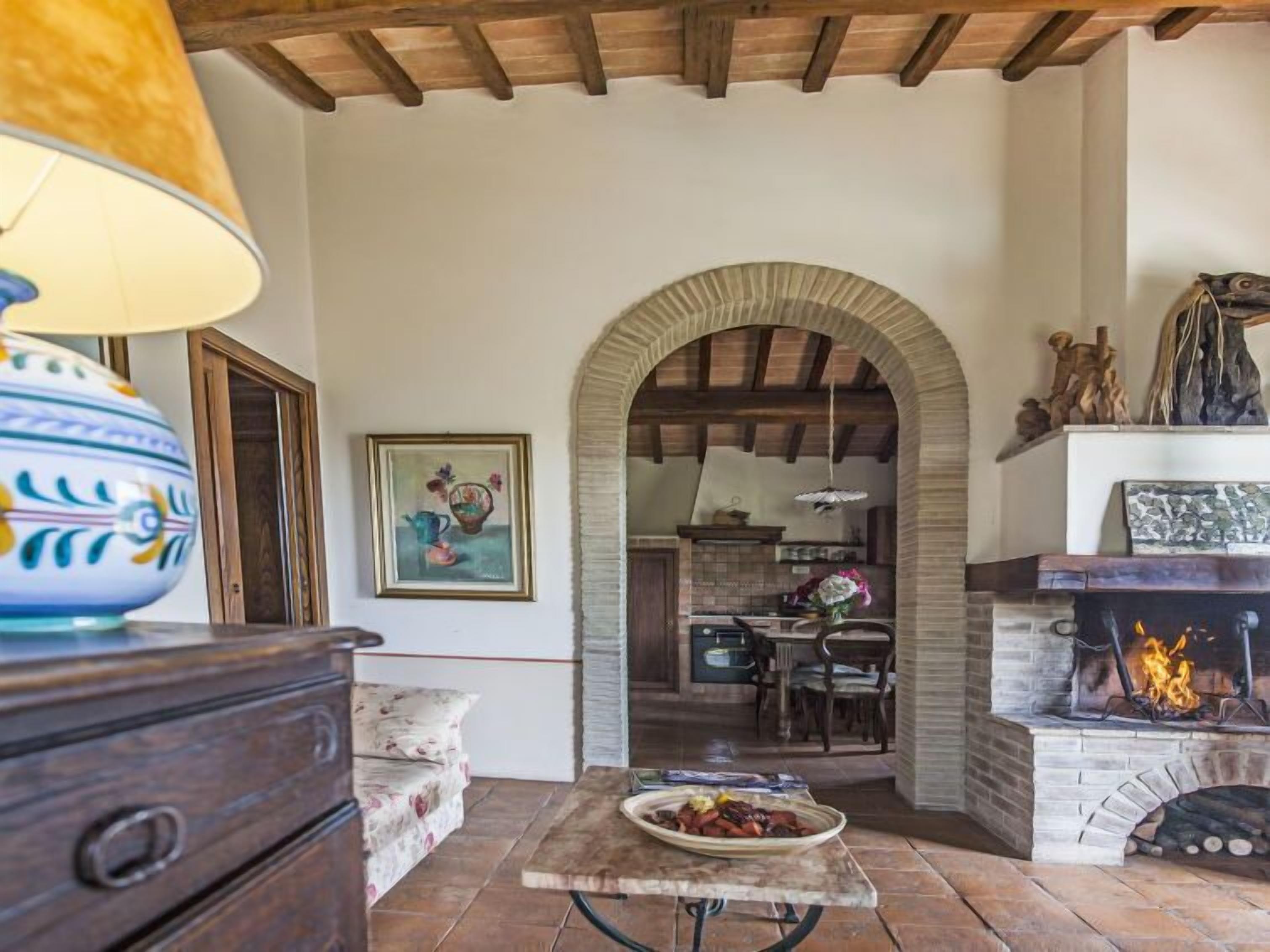 TV a schermo piatto, caminetto