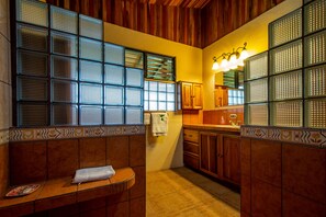 Casa Deluxe, varias camas, vista a la montaña | Baño | Regadera, amenidades de baño gratuitas, toallas, jabón 