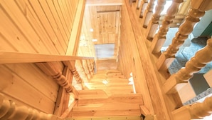 Una escalera de madera con vistas al piso superior.