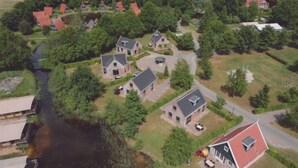 Ein Luftbild eines Wohngebiets mit Häusern, einem Fluss und einer Brücke.