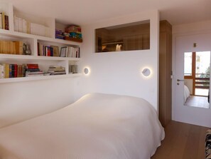 2 bedrooms, desk, WiFi