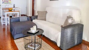 Una sala de estar con sofá, una mesa de centro y un comedor con mesa y sillas.