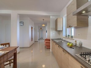 Kühlschrank, Mikrowelle, Ofen, Geschirrspüler