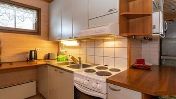 Réfrigérateur, micro-ondes, chaise haute