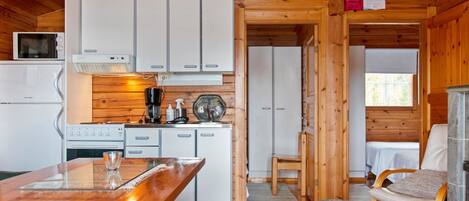 Køleskab, mikrobølgeovn, køkkentøj/tallerkener/redskaber