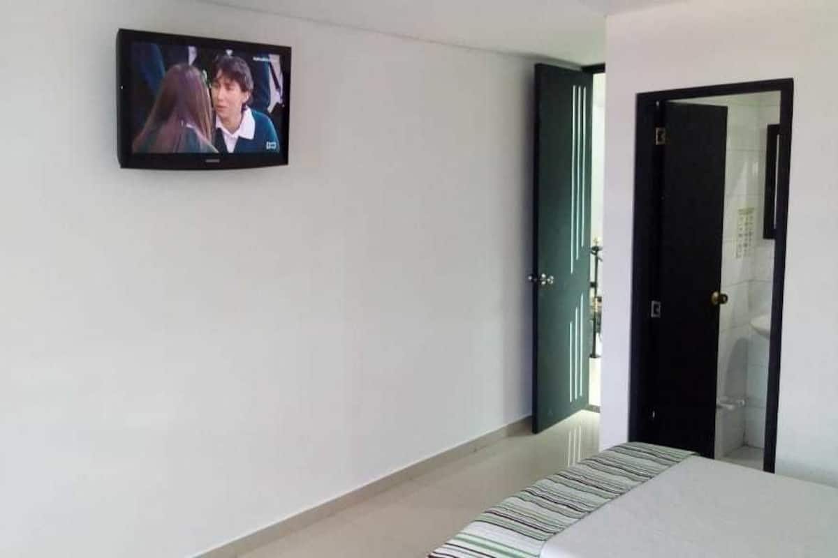 Camas supletorias, wifi gratis, ropa de cama