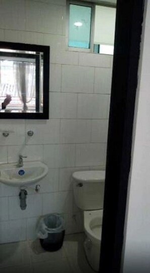 Regadera, amenidades de baño gratuitas, toallas, jabón 