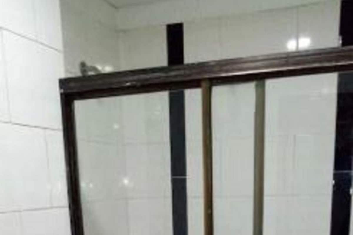 Ducha, artículos de higiene personal gratuitos, toallas y jabón