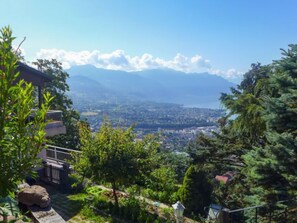 Panoramic views of lush greenery and the city skyline.
