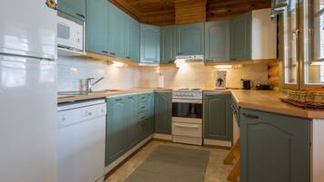 Frigorífico, microondas, lavavajillas y utensilios de cocina