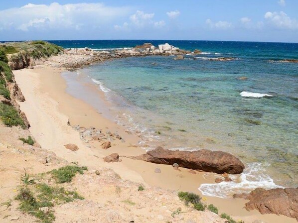 Una spiaggia nelle vicinanze