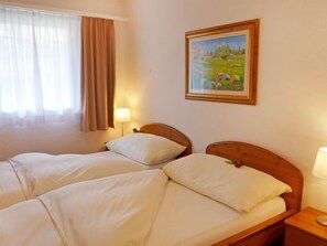 2 bedrooms, desk, Internet