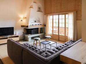 Télévision à écran plat, cheminée