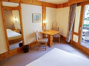 1 bedroom, desk, free internet