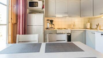 Een koelkast, een microgolfoven, een vaatwasser