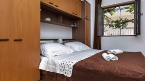 Une chambre à coucher avec un lit, une fenêtre donnant sur un beau paysage et des meubles en bois.