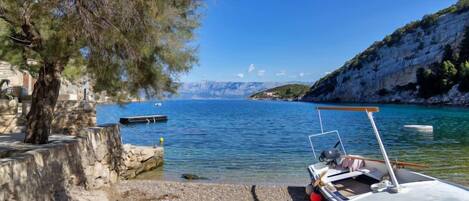 بالقرب من الشاطئ