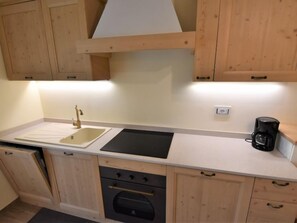 Kylskåp, ugn, diskmaskin och grytor/köksredskap