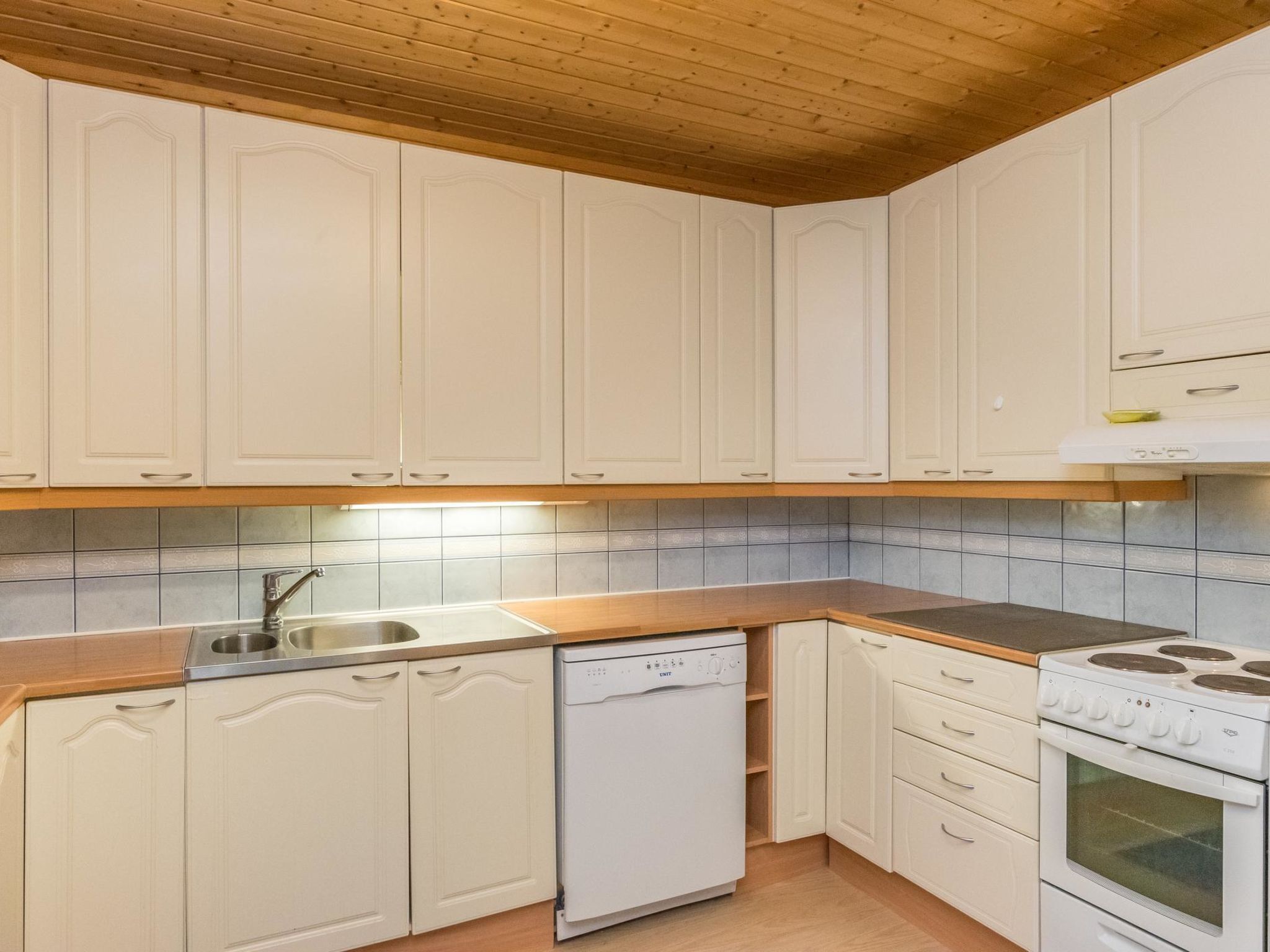 Jääkaappi, mikroaaltouuni, astianpesukone