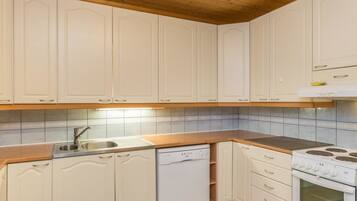 Fridge, microwave, dishwasher, cookware/dishes/utensils