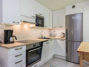 Fridge, microwave, dishwasher, cookware/dishes/utensils