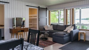 Un salon confortable avec un canapé, une table à manger et un lit superposé.