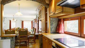 Een koelkast, een magnetron, een oven, een vaatwasser