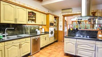 Frigorífico, microondas, horno y lavavajillas