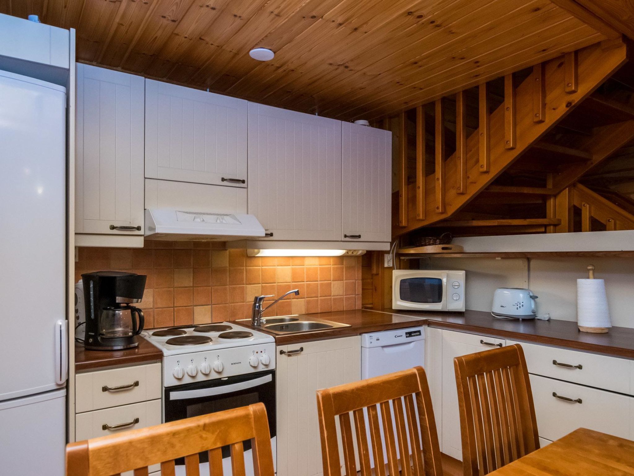 Kühlschrank, Mikrowelle, Geschirrspüler, Kochgeschirr/Geschirr/Besteck