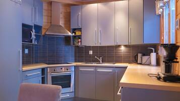 Refrigerador, microondas, lavavajillas, utensilios de cocina