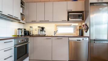 KylskÄp, mikrovÄgsugn, diskmaskin och grytor/köksredskap